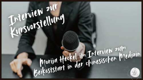 ein Mikrofon wird dem Betrachter entgegen gehalten.