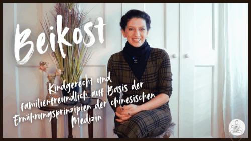 eine Frau sitzt auf einem Stuhl vor einem hellen Hintergrund